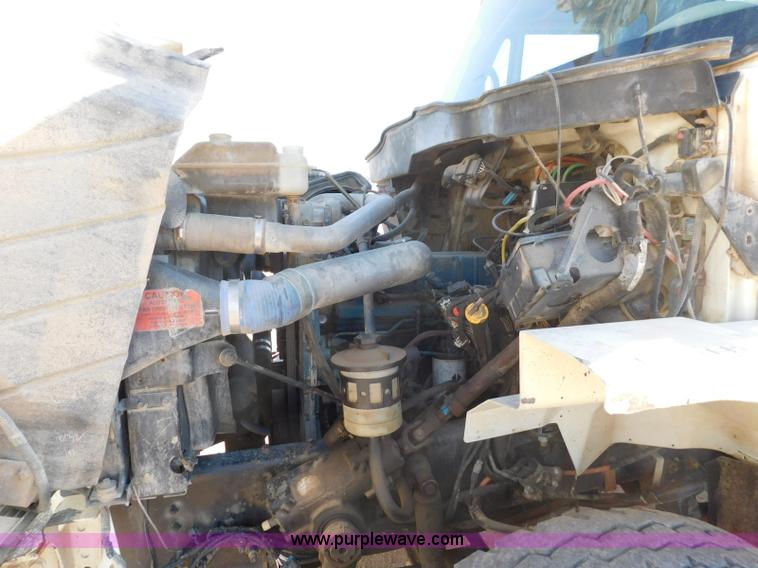 image for item L5953 2004 International 7400 digger derrick truck