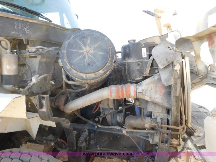 image for item L5953 2004 International 7400 digger derrick truck