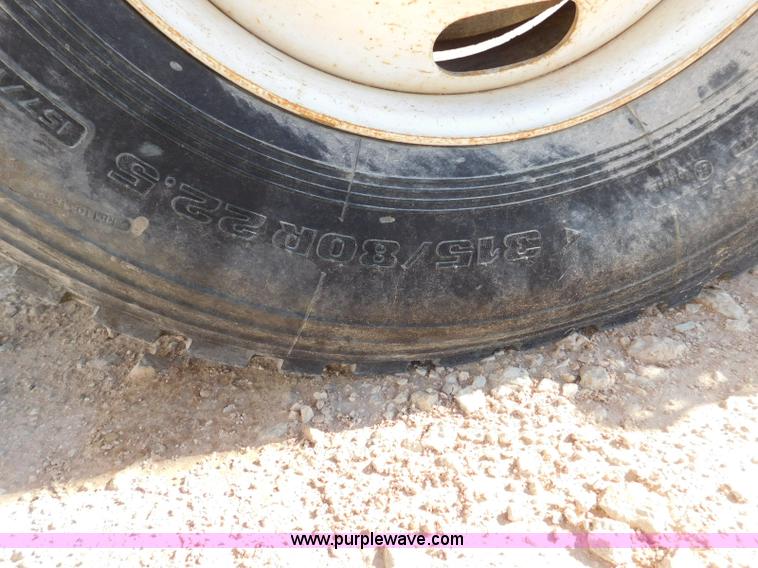 image for item L5953 2004 International 7400 digger derrick truck