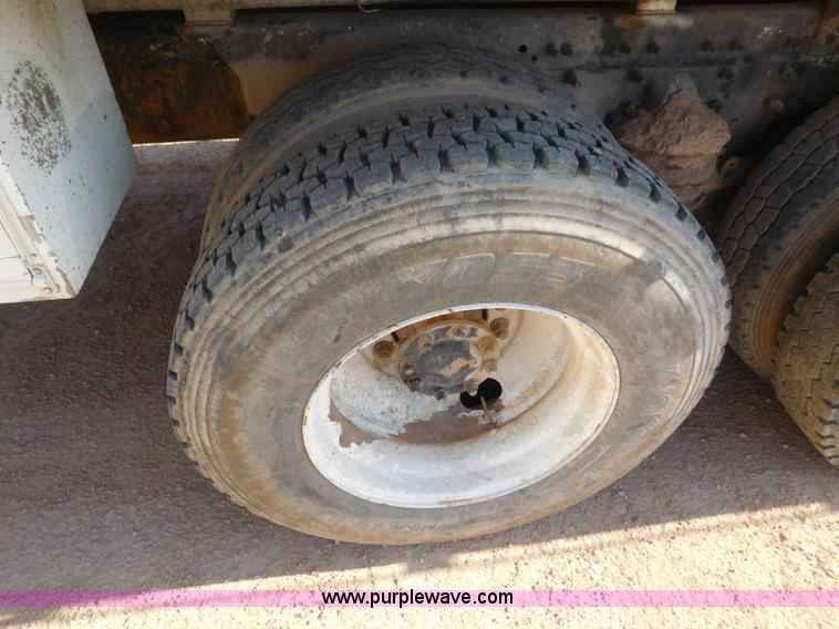 image for item L5953 2004 International 7400 digger derrick truck