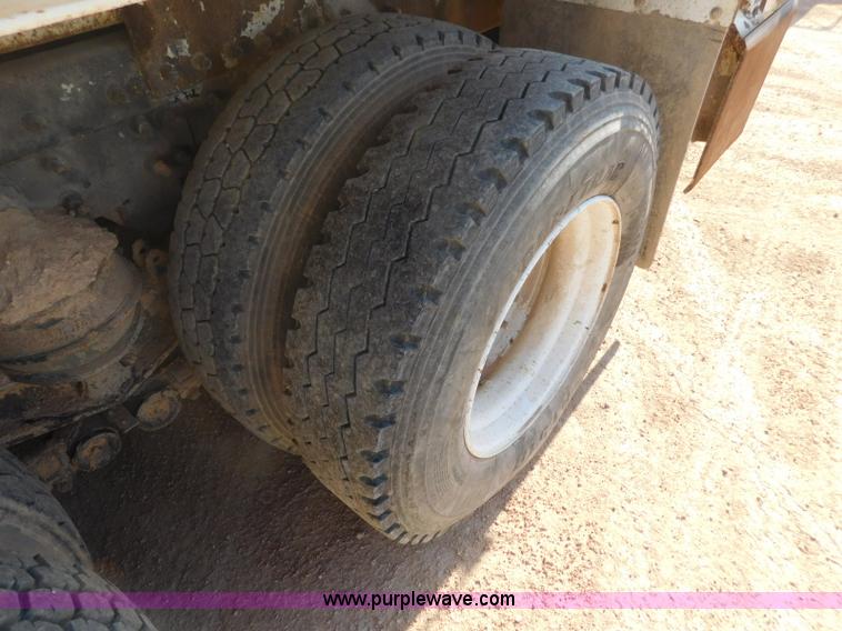 image for item L5953 2004 International 7400 digger derrick truck