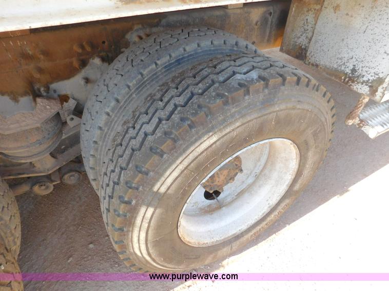 image for item L5953 2004 International 7400 digger derrick truck