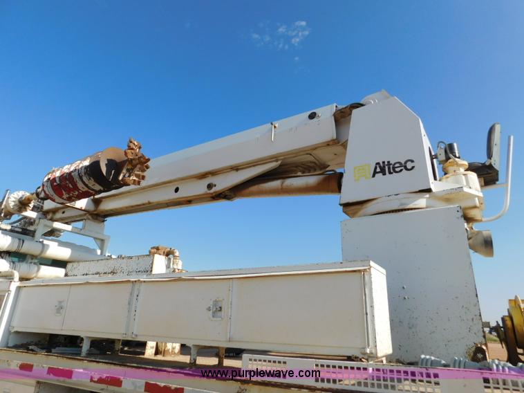 image for item L5953 2004 International 7400 digger derrick truck