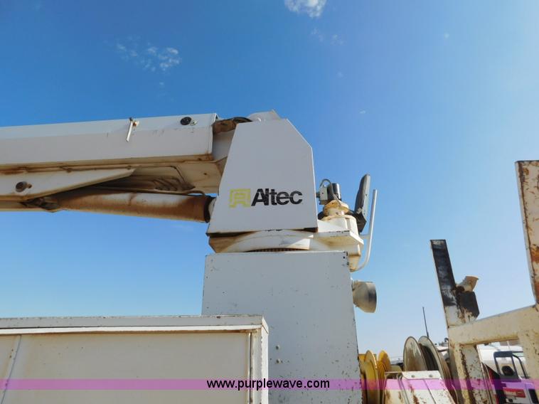 image for item L5953 2004 International 7400 digger derrick truck