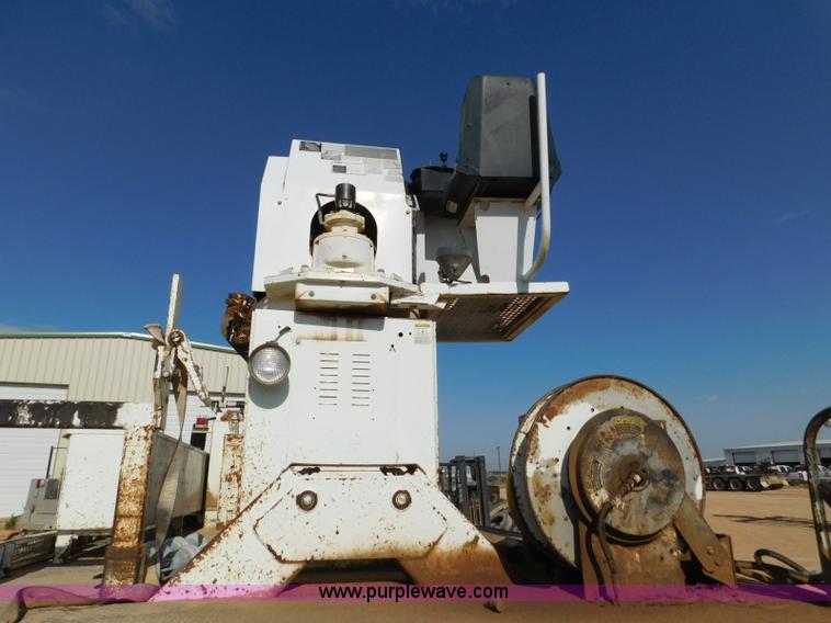 image for item L5953 2004 International 7400 digger derrick truck