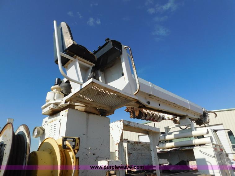 image for item L5953 2004 International 7400 digger derrick truck