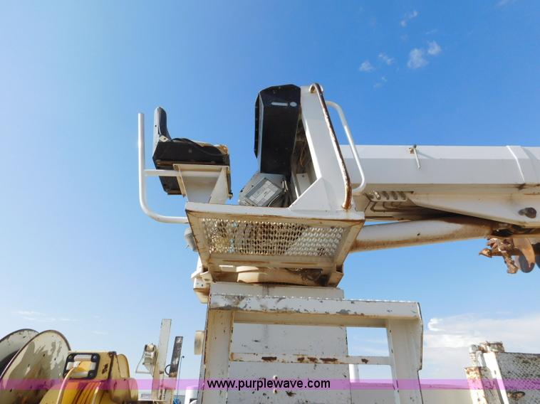 image for item L5953 2004 International 7400 digger derrick truck