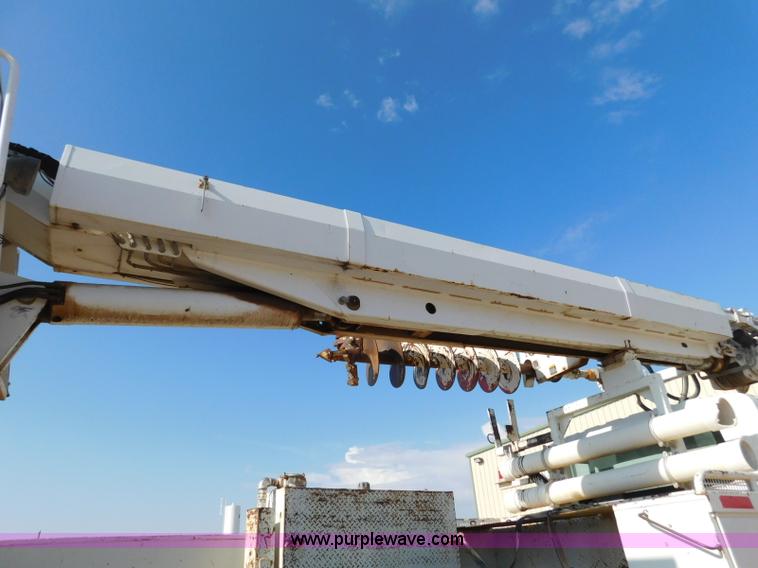 image for item L5953 2004 International 7400 digger derrick truck