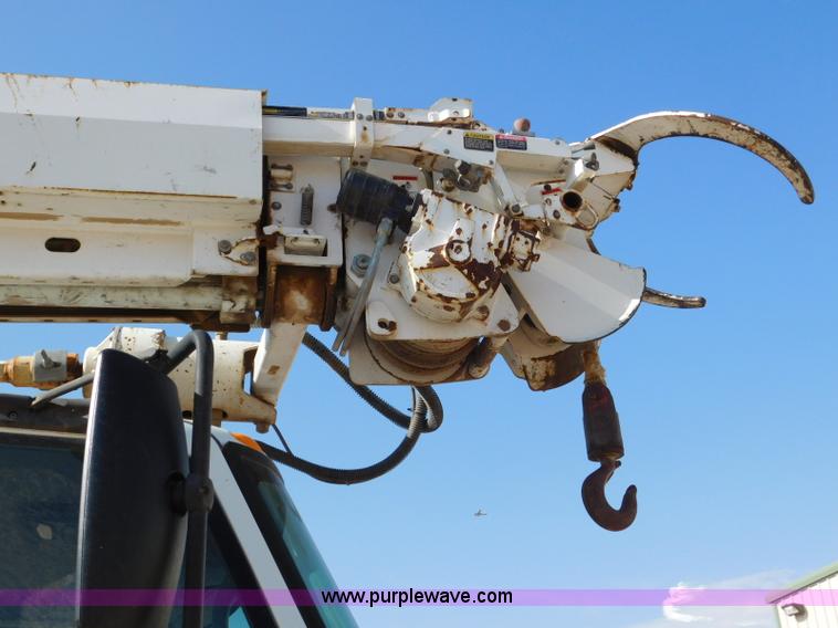 image for item L5953 2004 International 7400 digger derrick truck