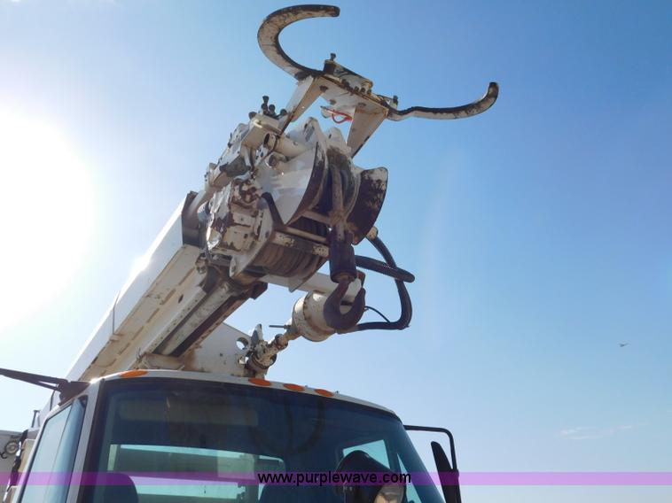 image for item L5953 2004 International 7400 digger derrick truck