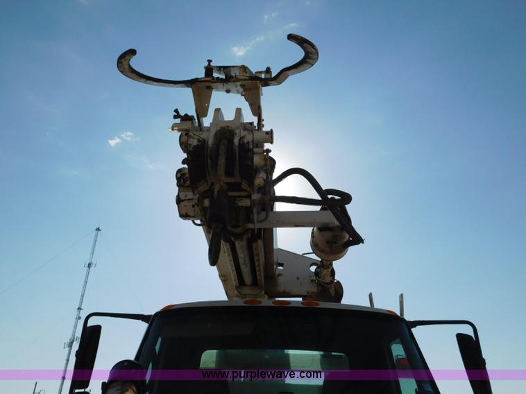 image for item L5953 2004 International 7400 digger derrick truck