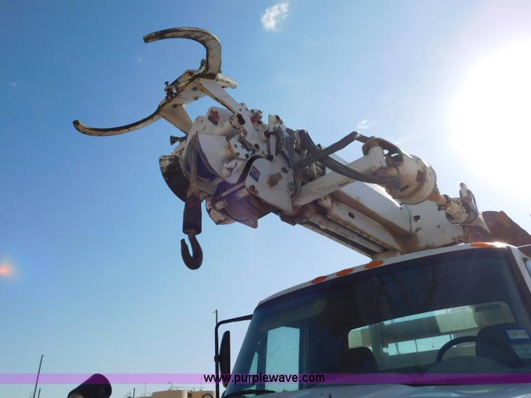 image for item L5953 2004 International 7400 digger derrick truck