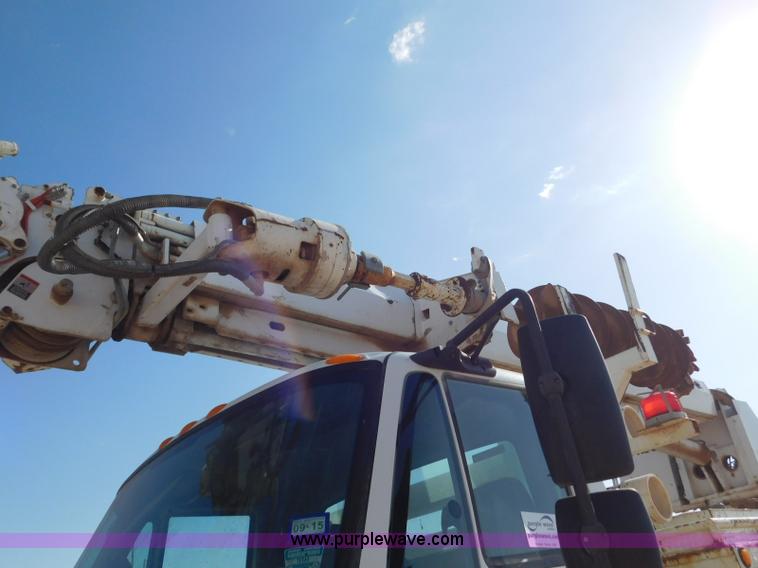 image for item L5953 2004 International 7400 digger derrick truck