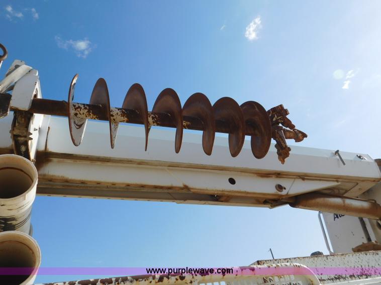 image for item L5953 2004 International 7400 digger derrick truck