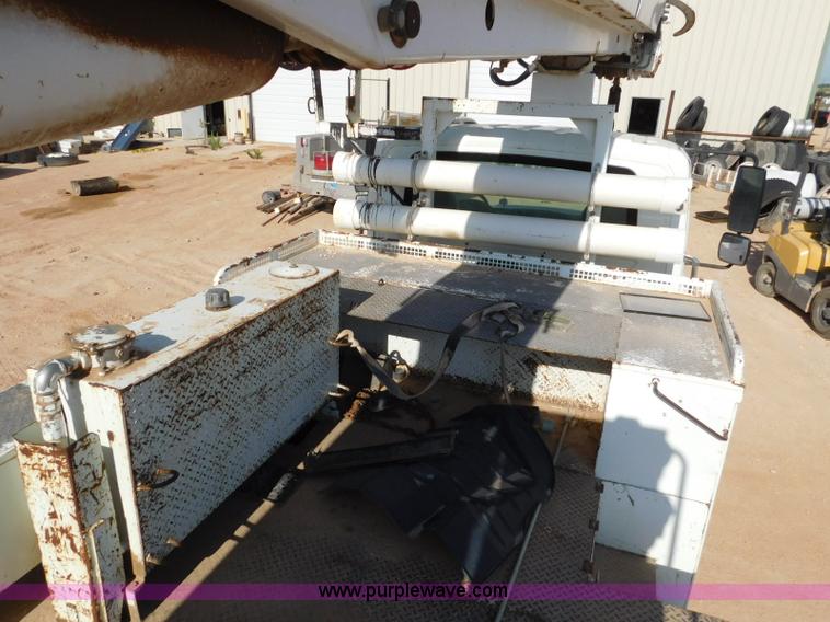 image for item L5953 2004 International 7400 digger derrick truck