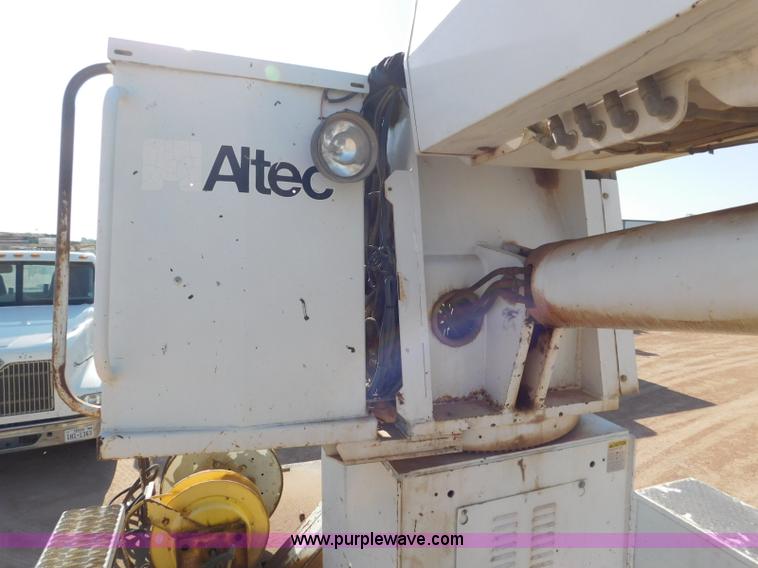 image for item L5953 2004 International 7400 digger derrick truck