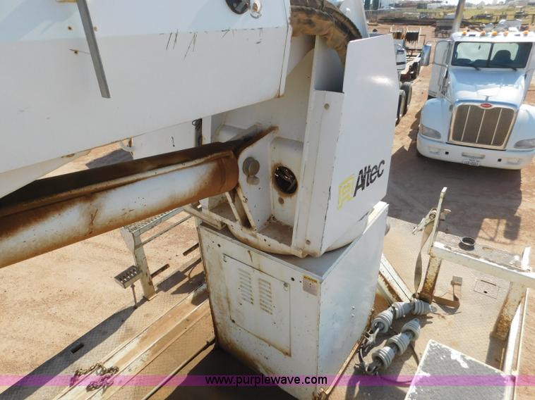 image for item L5953 2004 International 7400 digger derrick truck