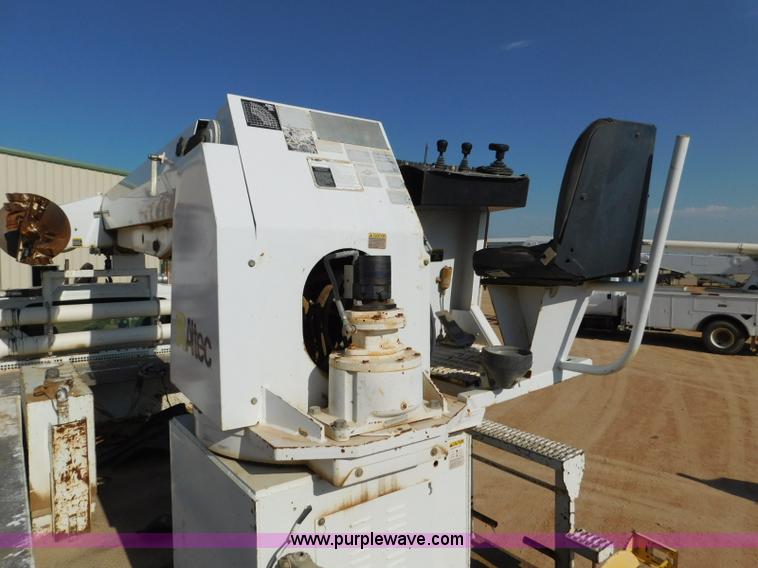 image for item L5953 2004 International 7400 digger derrick truck