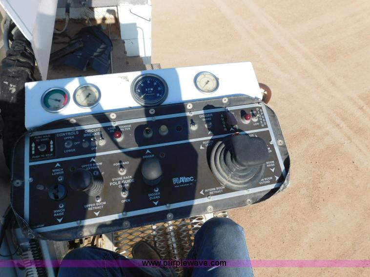 image for item L5953 2004 International 7400 digger derrick truck