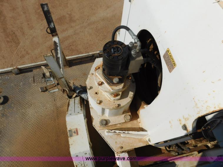 image for item L5953 2004 International 7400 digger derrick truck