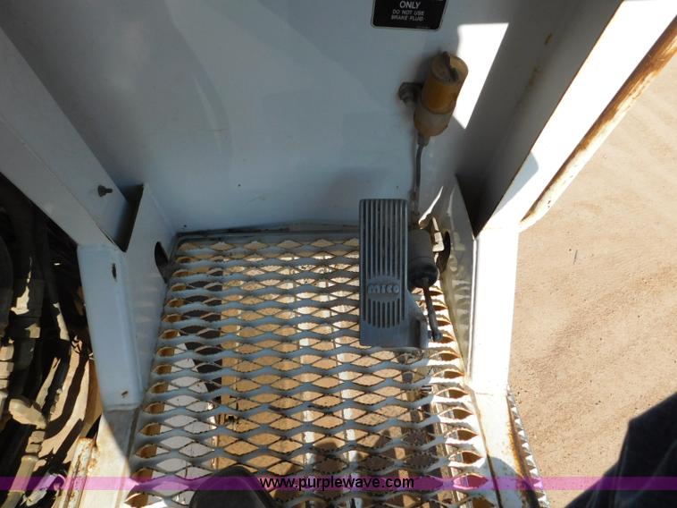 image for item L5953 2004 International 7400 digger derrick truck