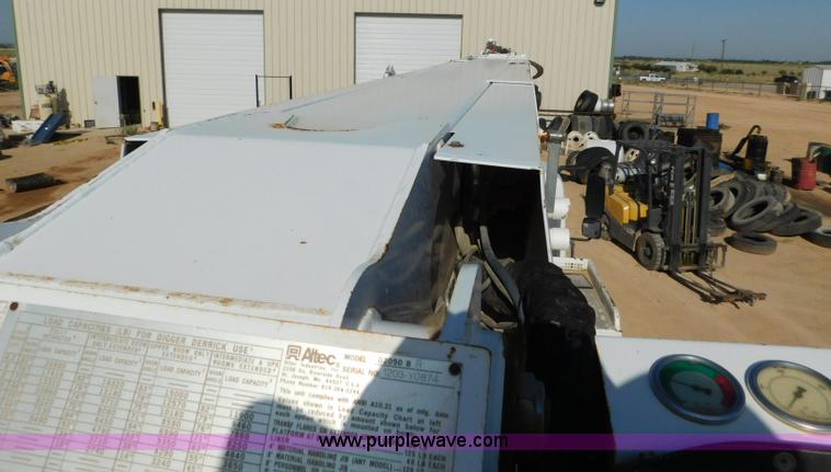 image for item L5953 2004 International 7400 digger derrick truck