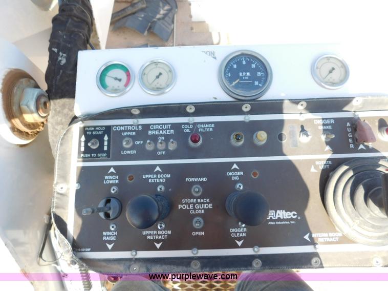 image for item L5953 2004 International 7400 digger derrick truck