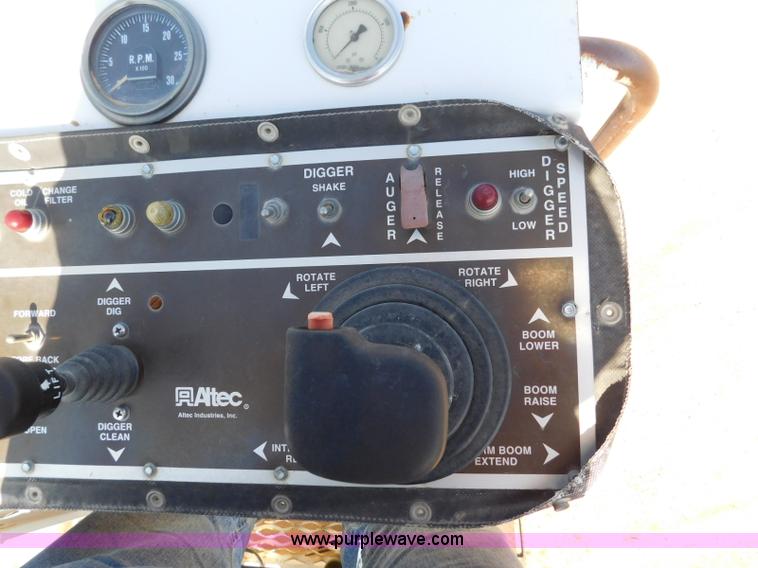 image for item L5953 2004 International 7400 digger derrick truck