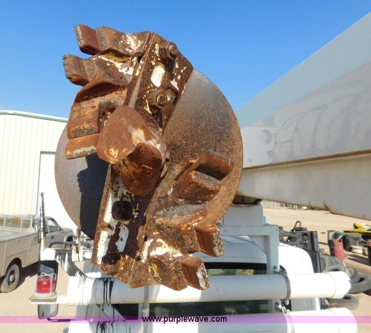 image for item L5953 2004 International 7400 digger derrick truck