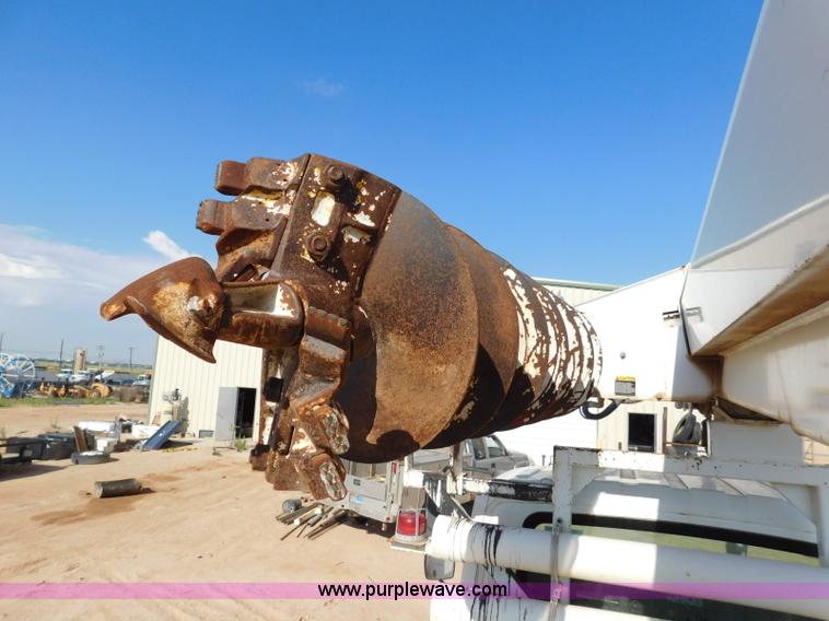 image for item L5953 2004 International 7400 digger derrick truck