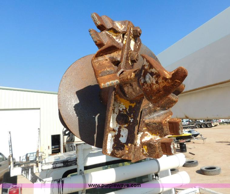 image for item L5953 2004 International 7400 digger derrick truck