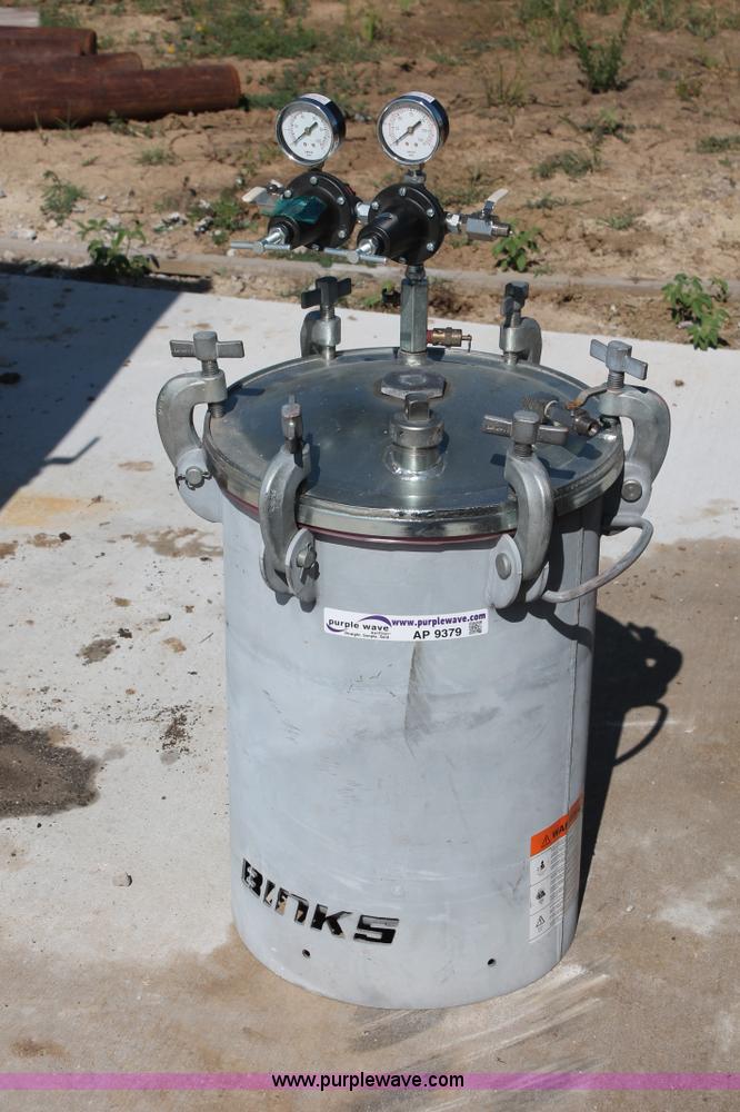 image for item AP9379 2012 Binks pressure spray paint tank
