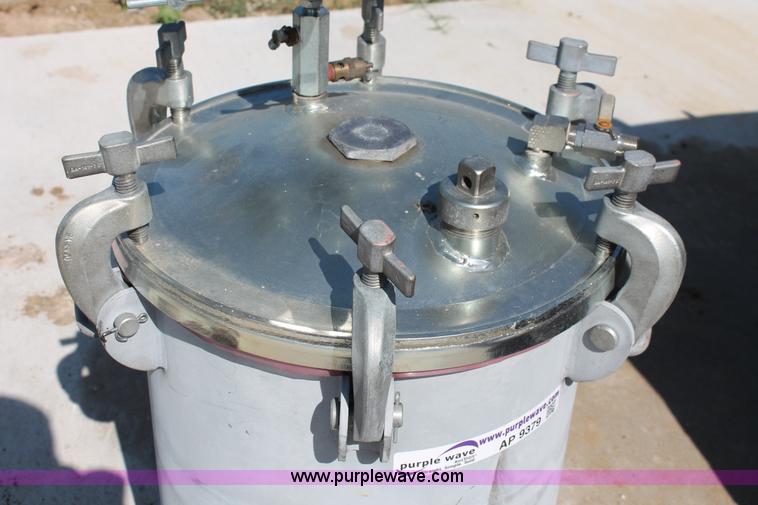 image for item AP9379 2012 Binks pressure spray paint tank