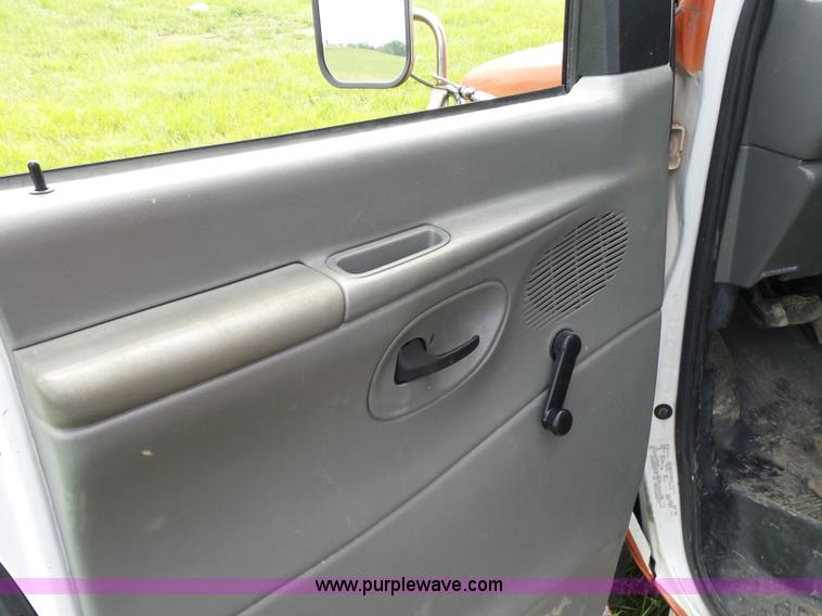 image for item BR9330 2004 Ford E450 bus