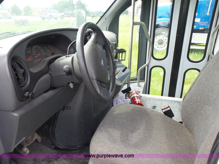 image for item BR9330 2004 Ford E450 bus