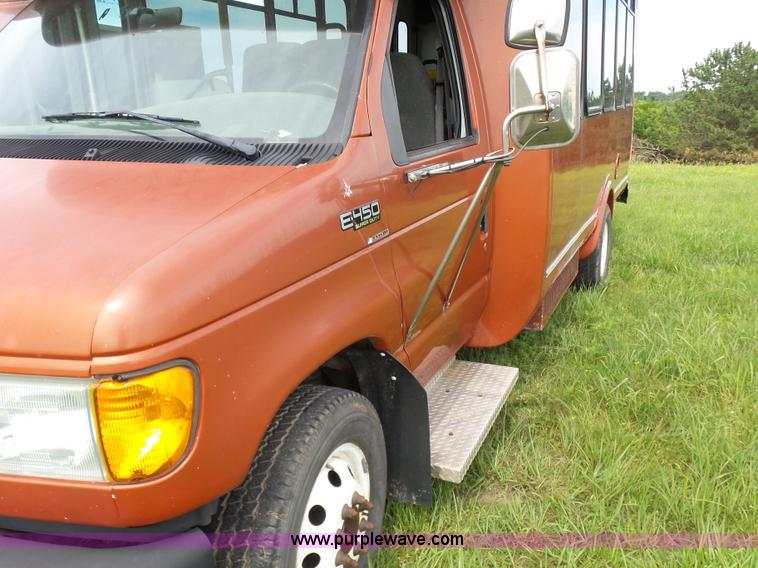 image for item BR9330 2004 Ford E450 bus