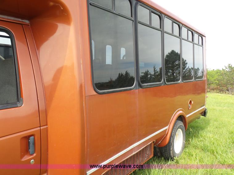image for item BR9330 2004 Ford E450 bus
