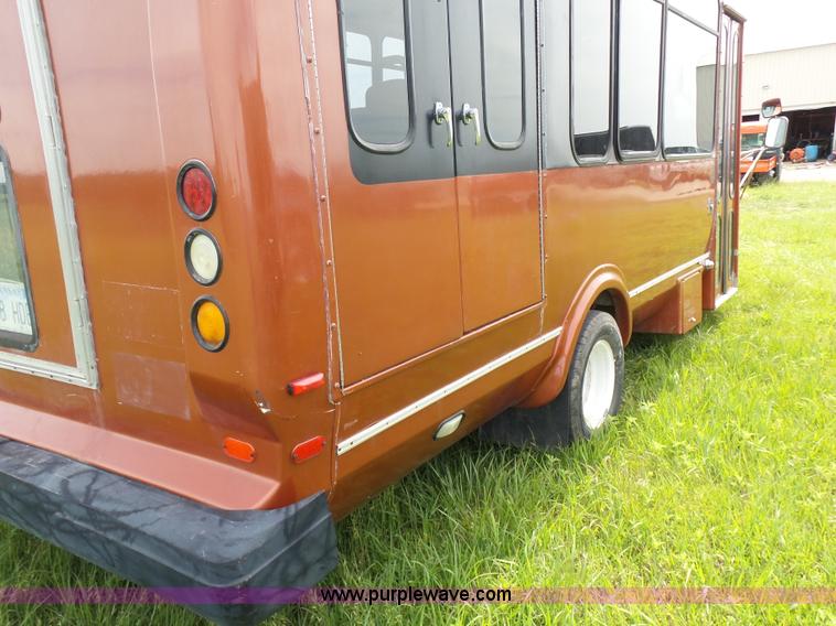 image for item BR9330 2004 Ford E450 bus