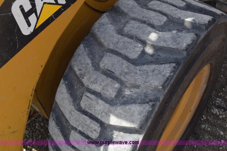 image for item CB9371 2012 Caterpillar 242B3 skid steer