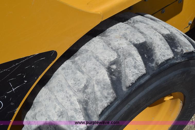 image for item CB9371 2012 Caterpillar 242B3 skid steer