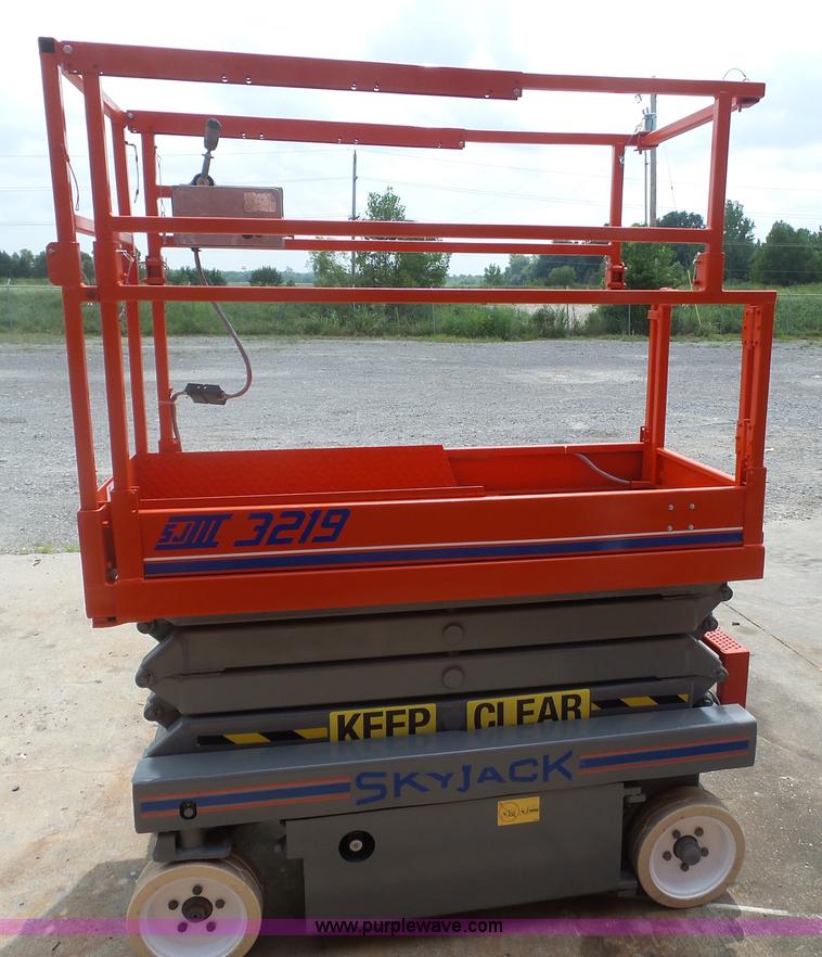 image for item CD9503 1997 Skyjack 3219 scissor lift