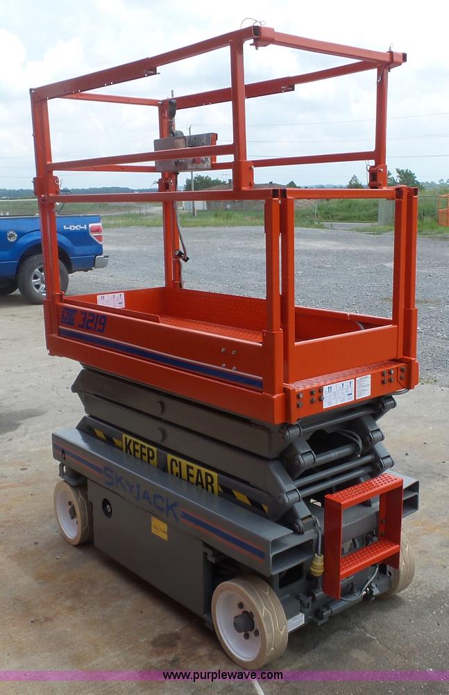 image for item CD9503 1997 Skyjack 3219 scissor lift