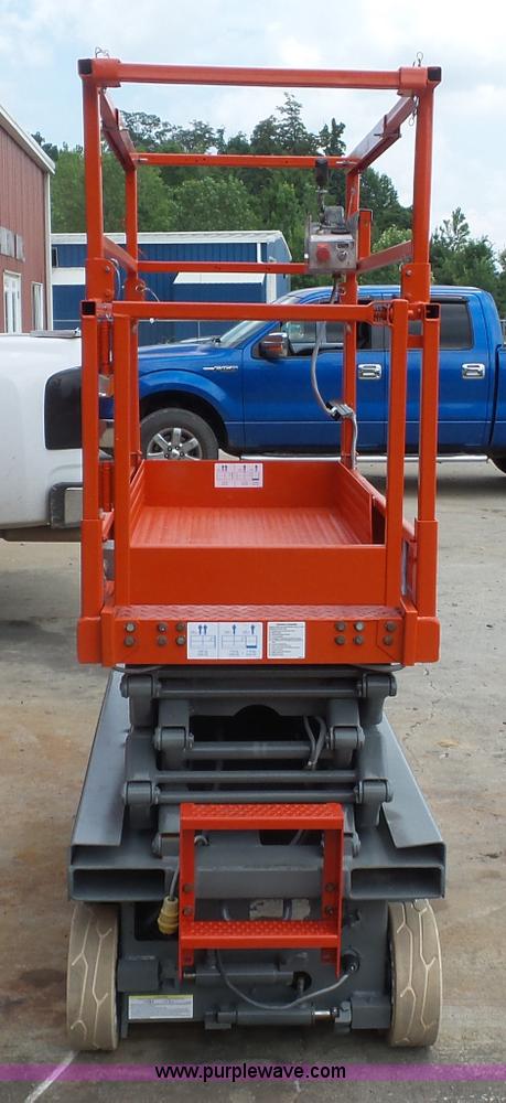 image for item CD9503 1997 Skyjack 3219 scissor lift