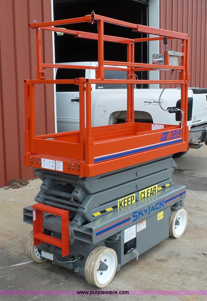 image for item CD9503 1997 Skyjack 3219 scissor lift