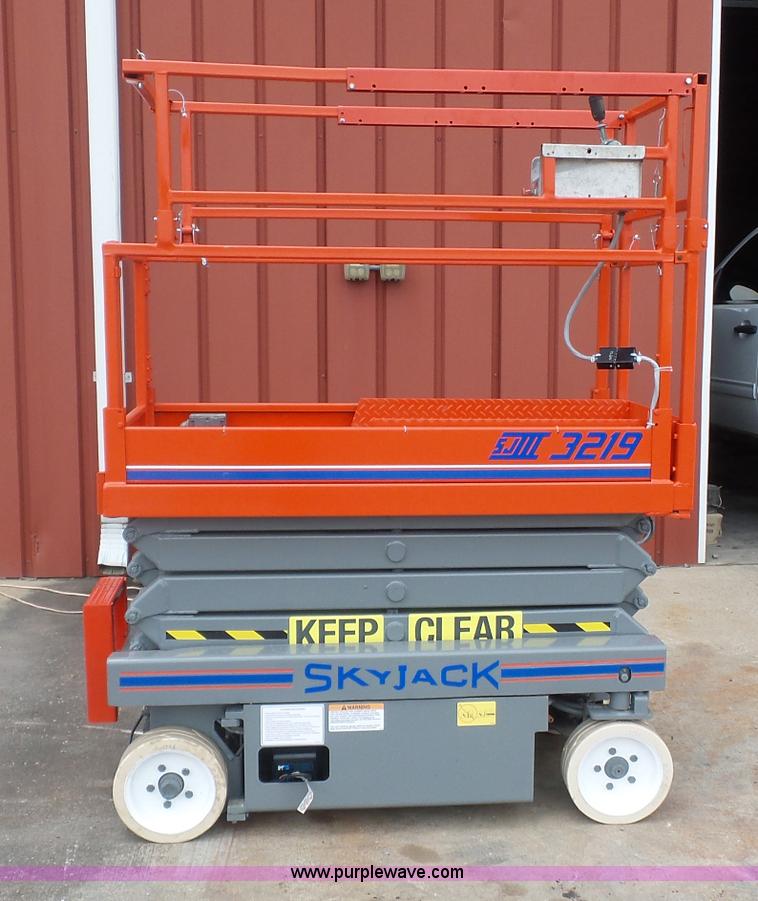 image for item CD9503 1997 Skyjack 3219 scissor lift