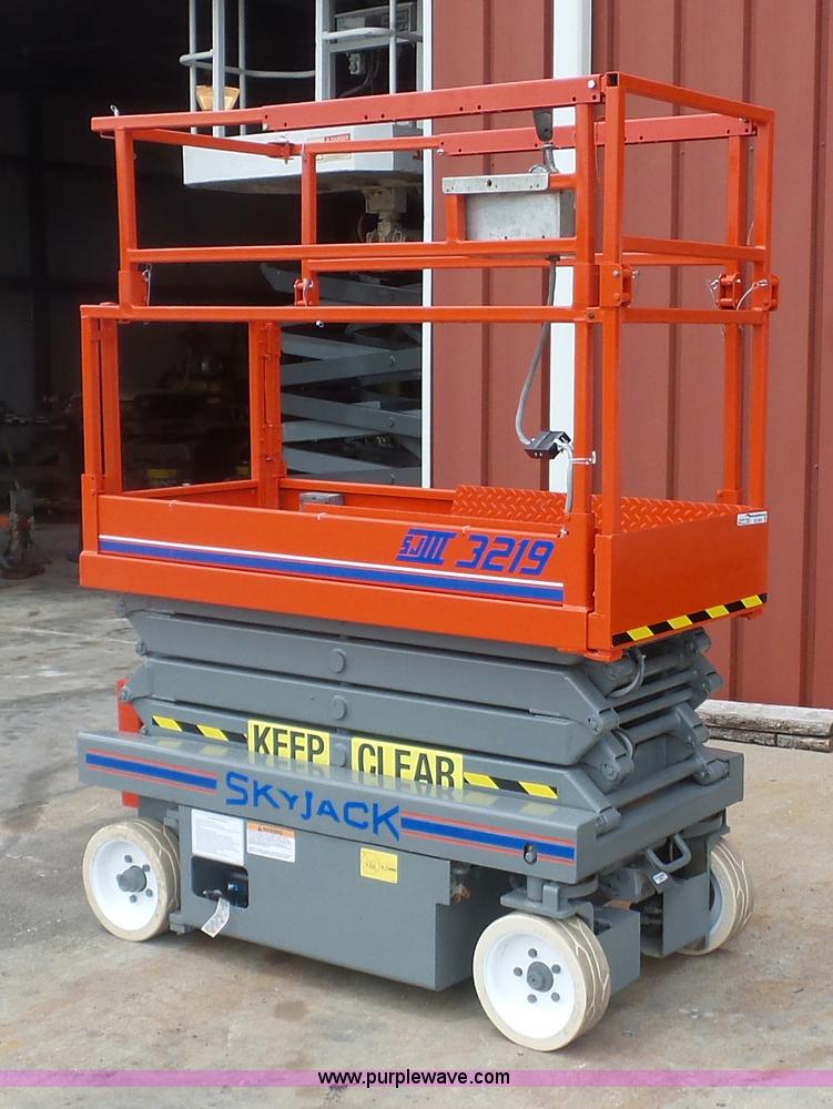image for item CD9503 1997 Skyjack 3219 scissor lift