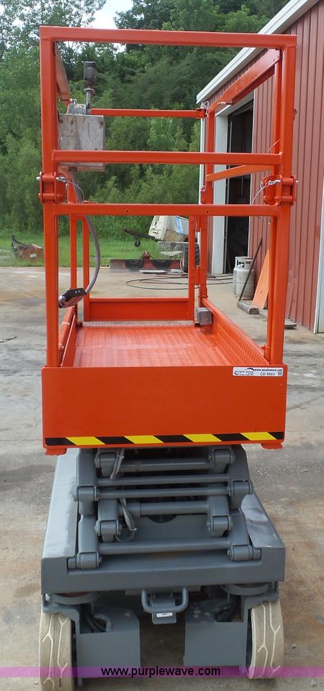 image for item CD9503 1997 Skyjack 3219 scissor lift