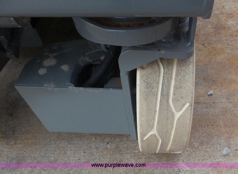 image for item CD9503 1997 Skyjack 3219 scissor lift