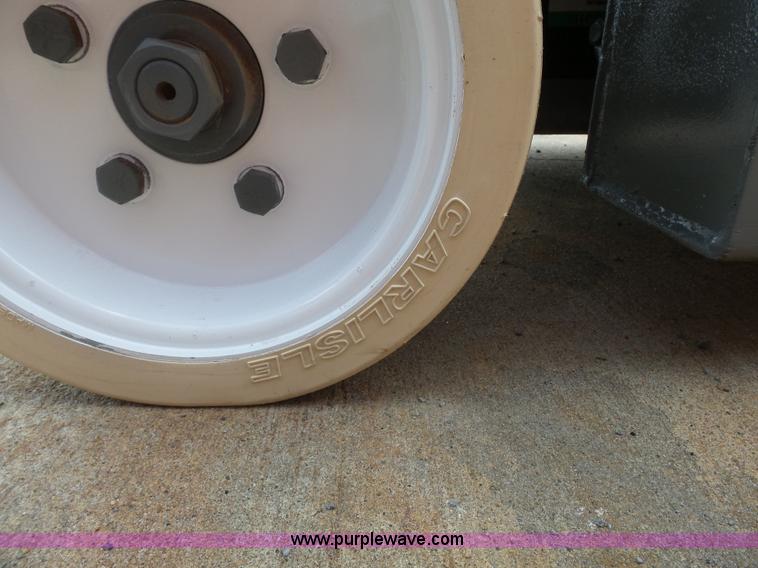 image for item CD9503 1997 Skyjack 3219 scissor lift