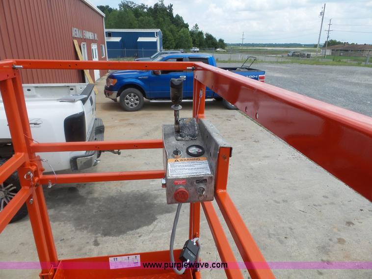image for item CD9503 1997 Skyjack 3219 scissor lift